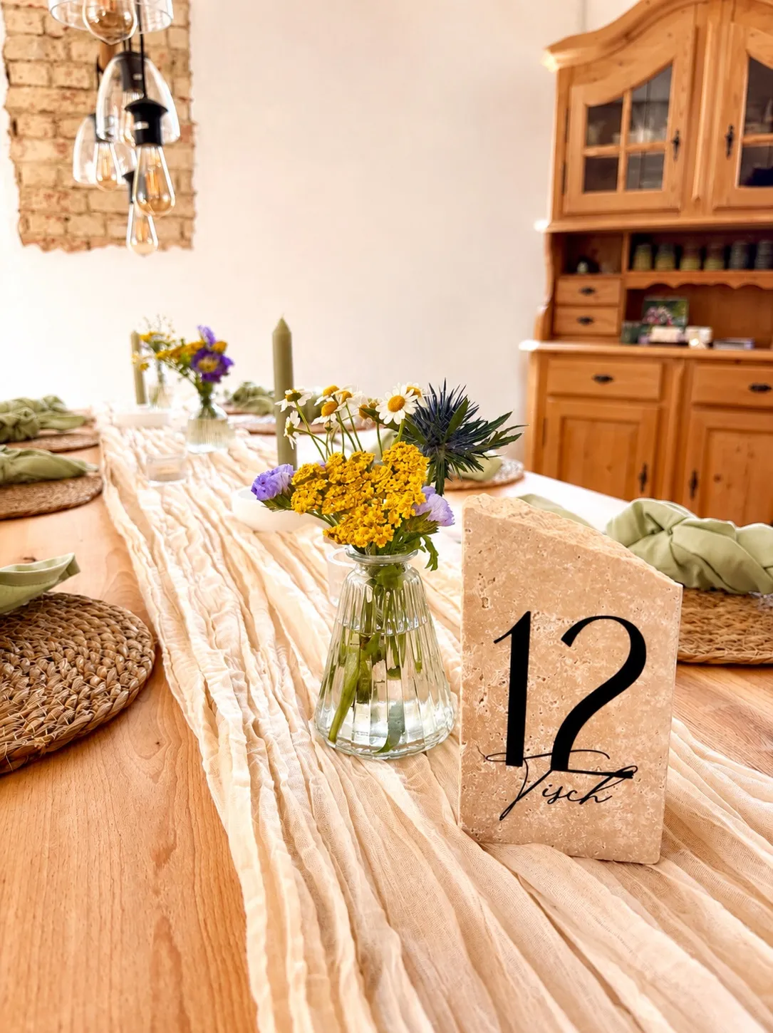 Detailaufnahme Tischnummer mit Vase