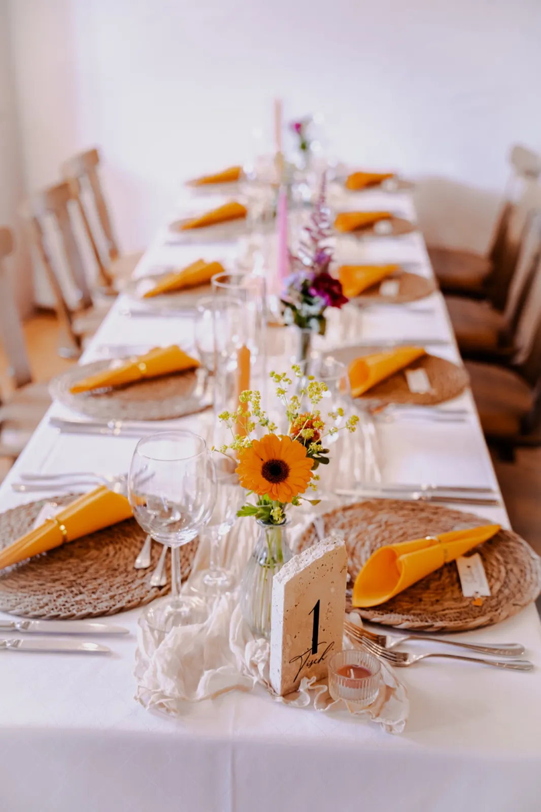 Gedeckter Tisch mit bunten Blumen