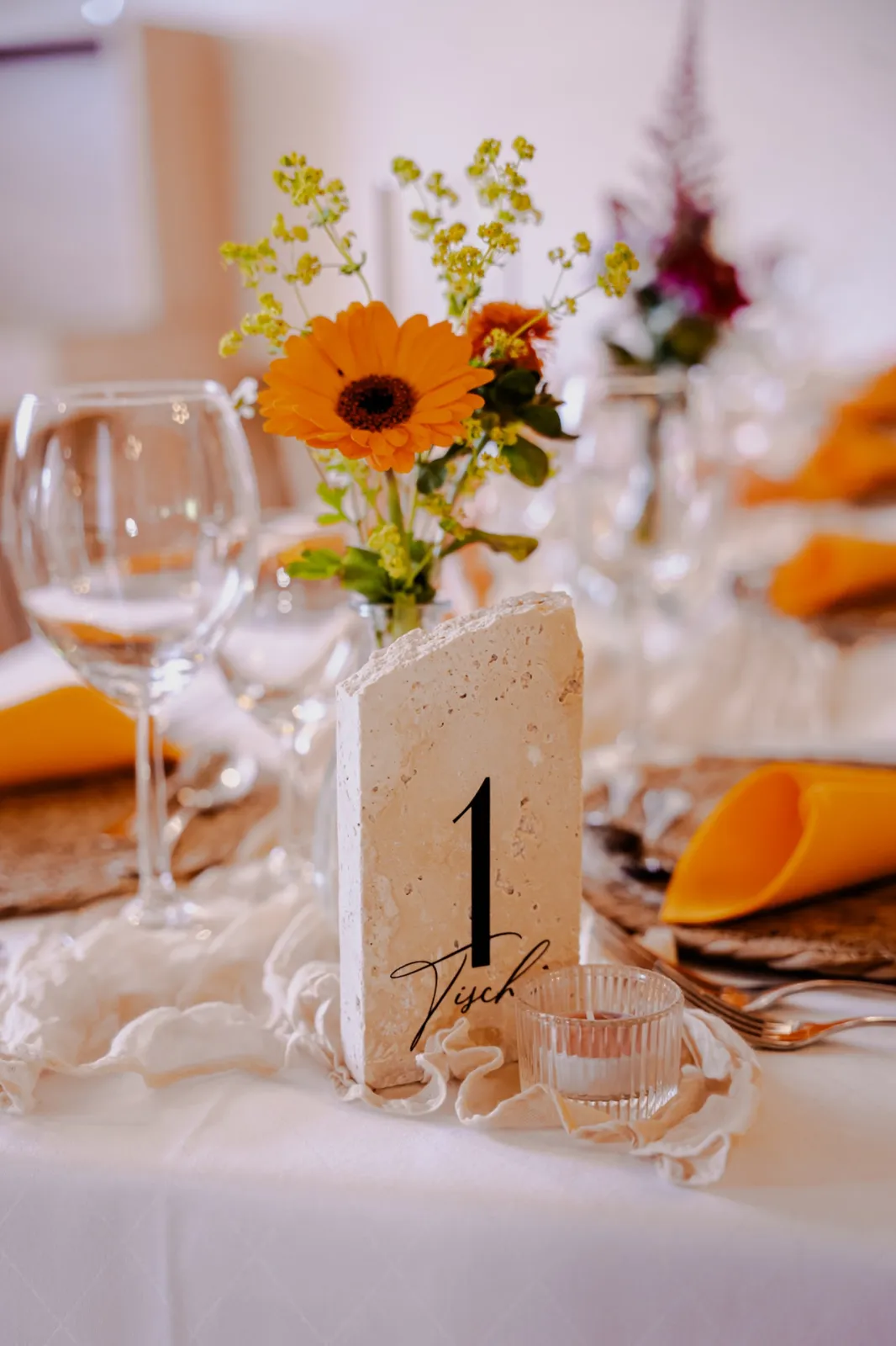 Tischnummer mit Blumen und Vase